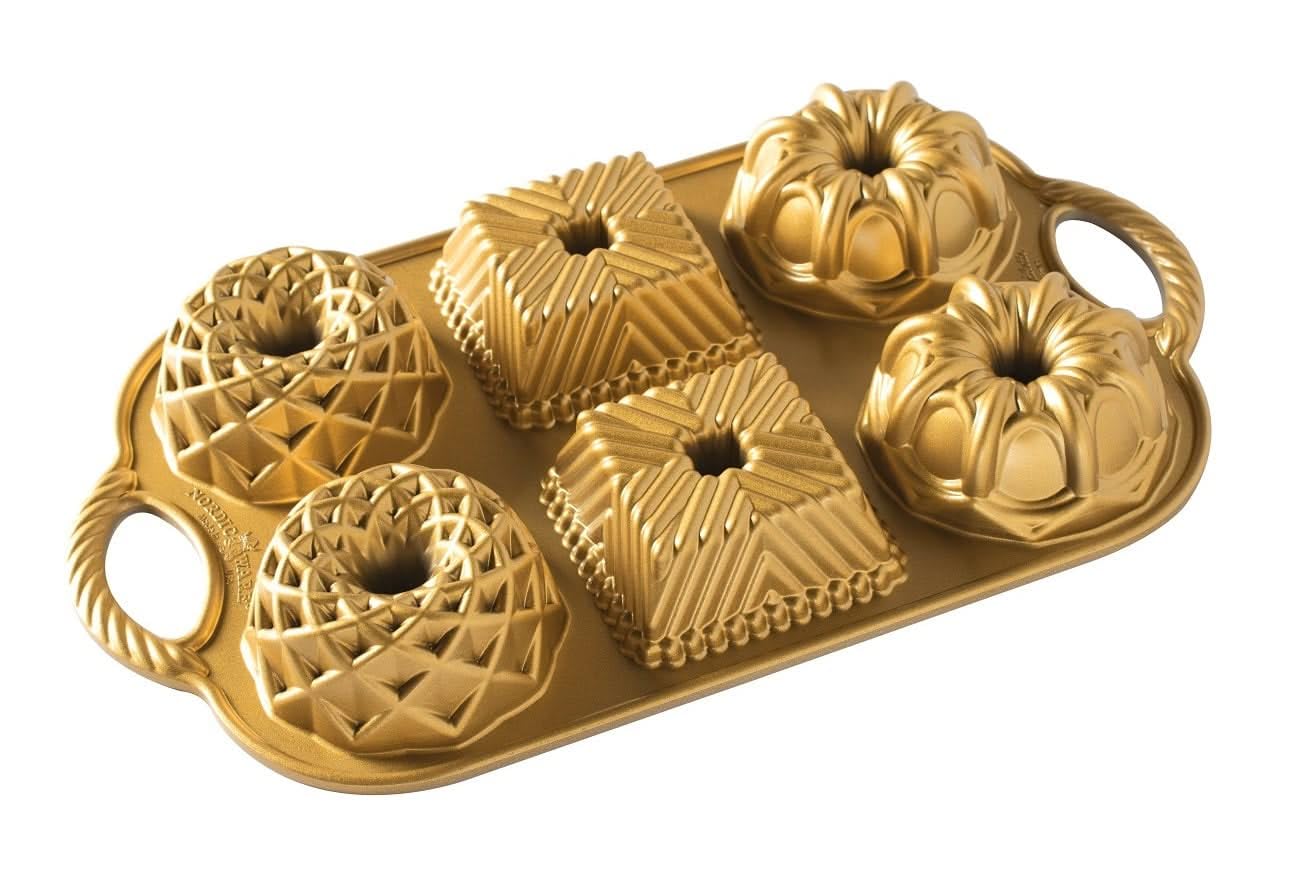 Nordic Ware Geo Bundtlette, detalle de borde y textura para pasteles definidos.
