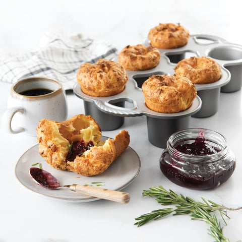 Nordic Ware Grand Popover Pan dorado uniforme para muffins grandes.