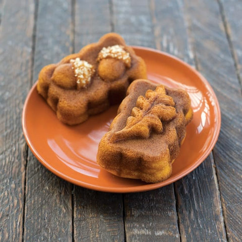 Nordic Ware Harvest Mini Loaf Pan interior antiadherente facilita desmoldeo
