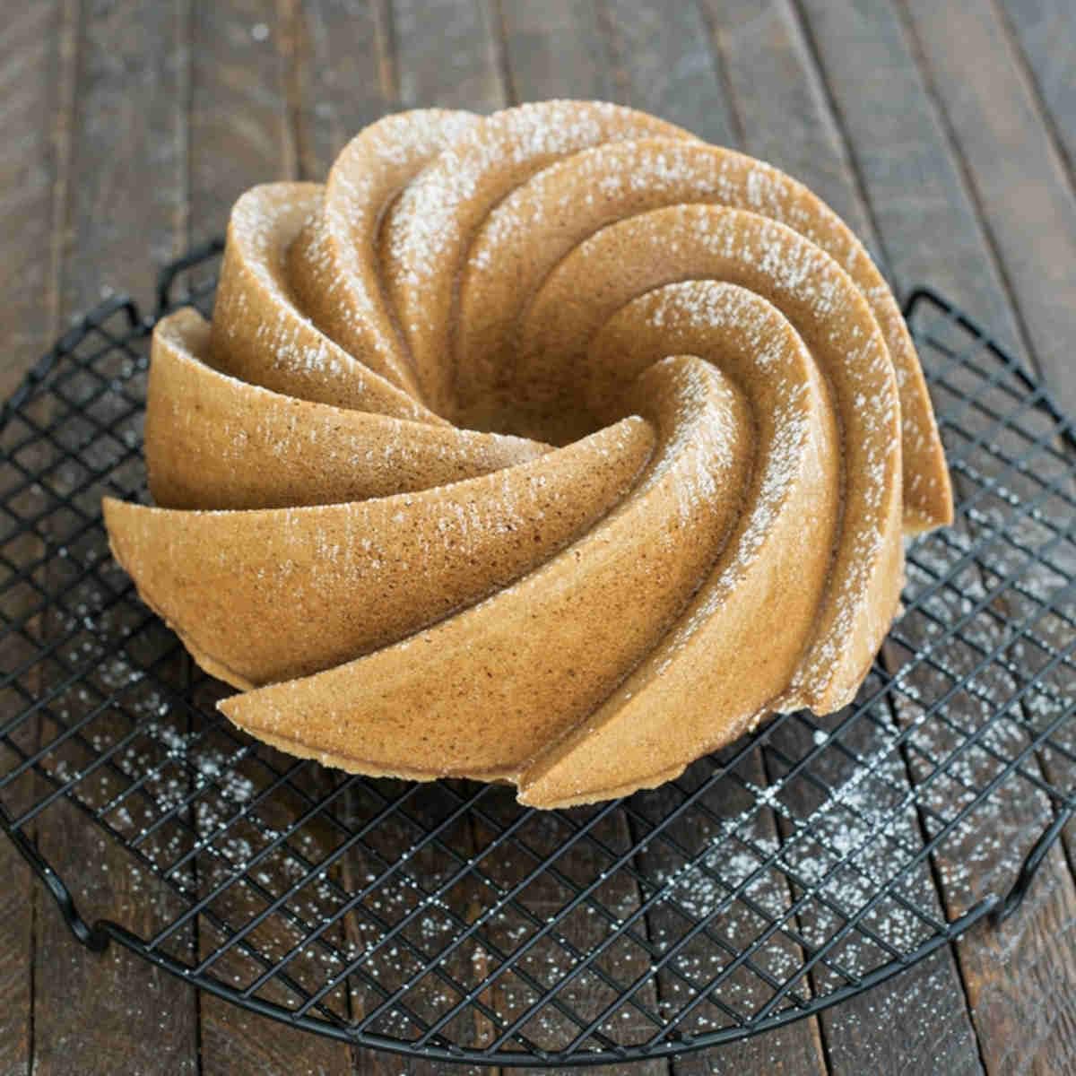 Nordic Ware Heritage Bundt Pan en aluminio forjado para cocción uniforme.