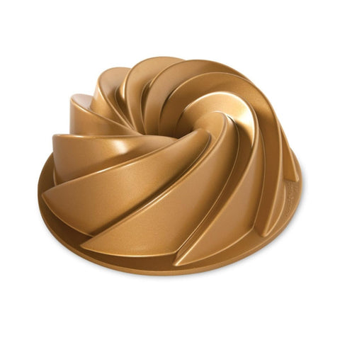 Nordic Ware Heritage Bundt Pan con diseño espiral dorado para pasteles elegantes.