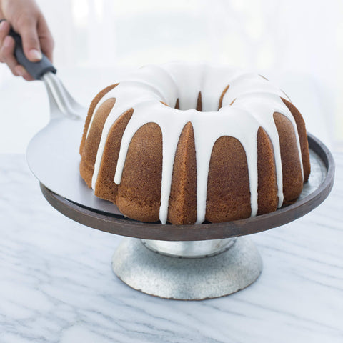 Nordic Ware levapasteles con mango importado, cómodo para deslizar pasteles con acabado suave.