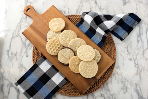 Nordic Ware: mango de madera ergonómico para una presión cómoda al hornear.