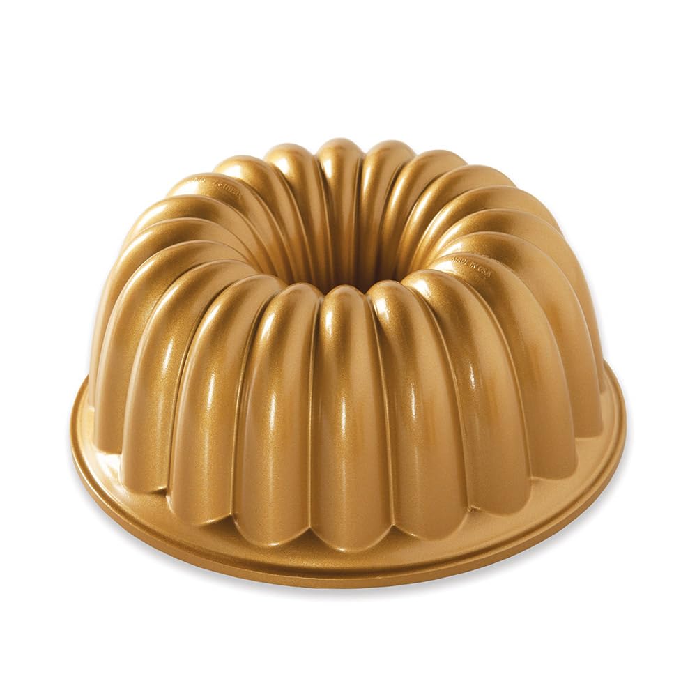 Nordic Ware Molde Bundt: detalle en remolino para pasteles con presentación premium.