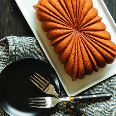 Nordic Ware moldeo Bundt espiral con diseño icónico para tortas decorativas.