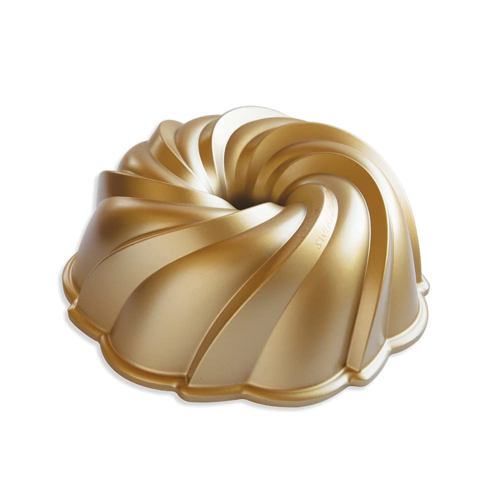 Nordic Ware Molde Bundt con remolino dorado, ideal para presentaciones elegantes y capturar la atención