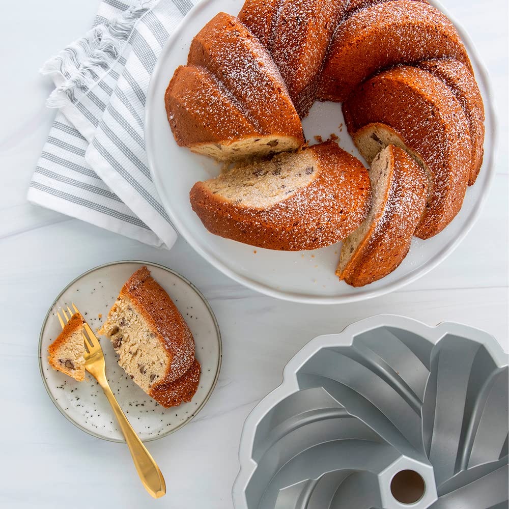 Nordic Ware pan Bundt con altura de 4 pulgadas para pasteles definidos.