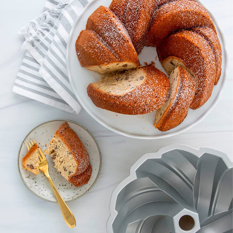 Nordic Ware pan Bundt con altura de 4 pulgadas para pasteles definidos.