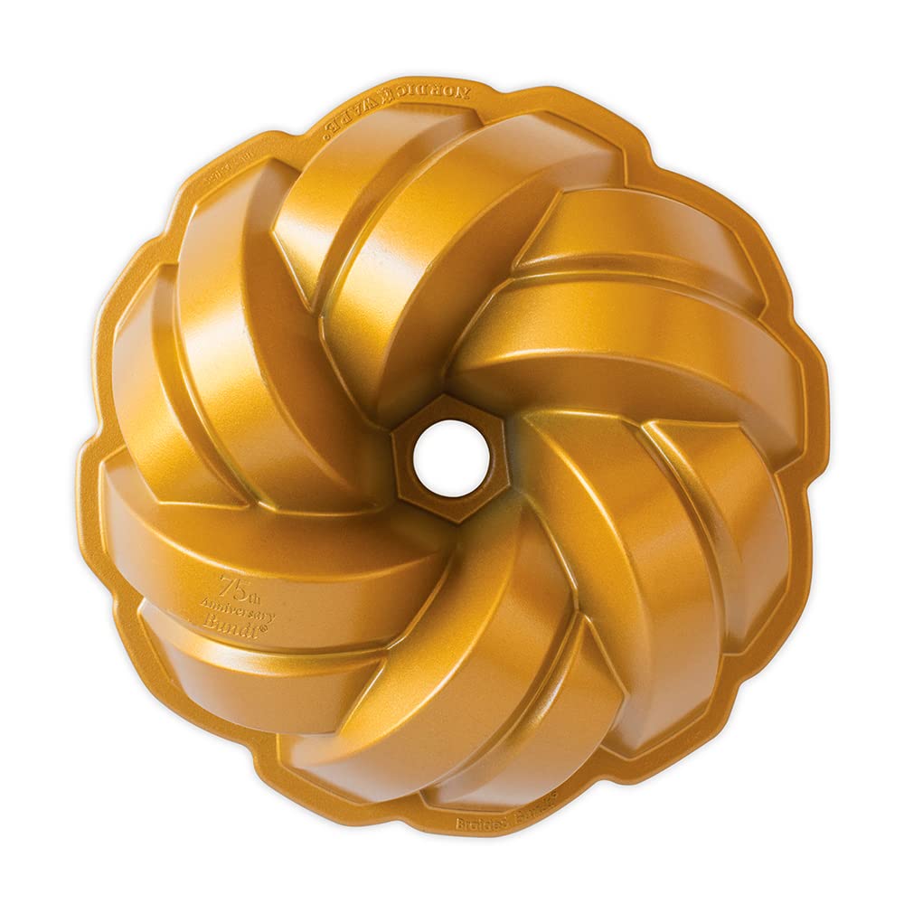Nordic Ware pan Bundt de aluminio fundido ofrece cocción uniforme y bordes nítidos.