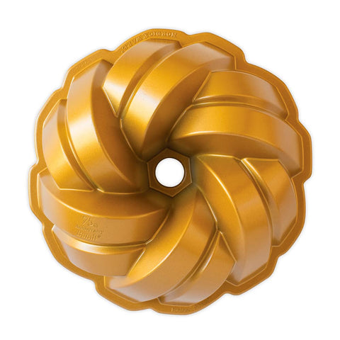 Nordic Ware pan Bundt de aluminio fundido ofrece cocción uniforme y bordes nítidos.