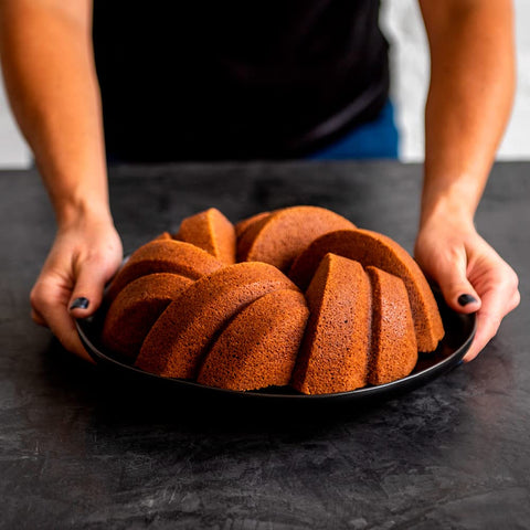 Nordic Ware pan Bundt con aspecto elegante, ideal para glaseado o azúcar glas.
