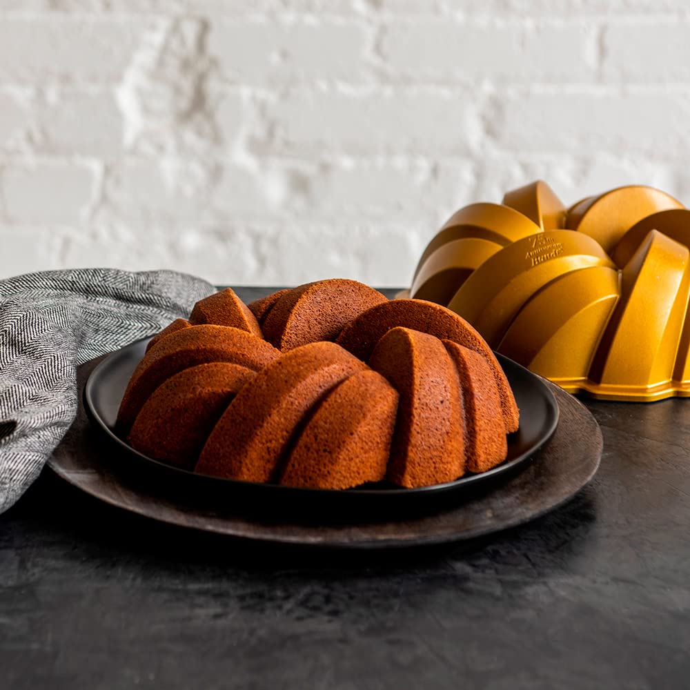 Nordic Ware pan Bundt con capacidad para 12 tazas para lotes grandes.