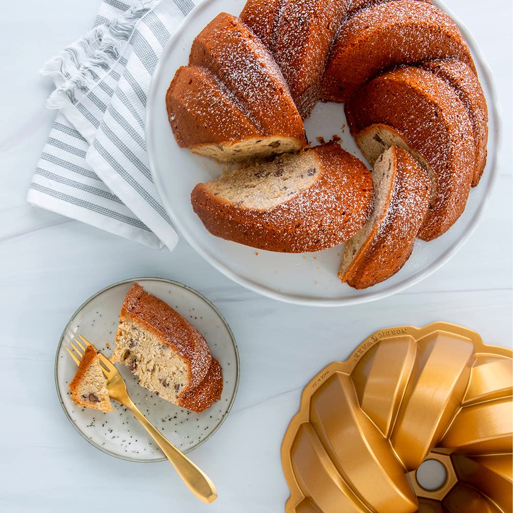 Nordic Ware pan Bundt con diámetro exterior de 10.6 pulgadas.
