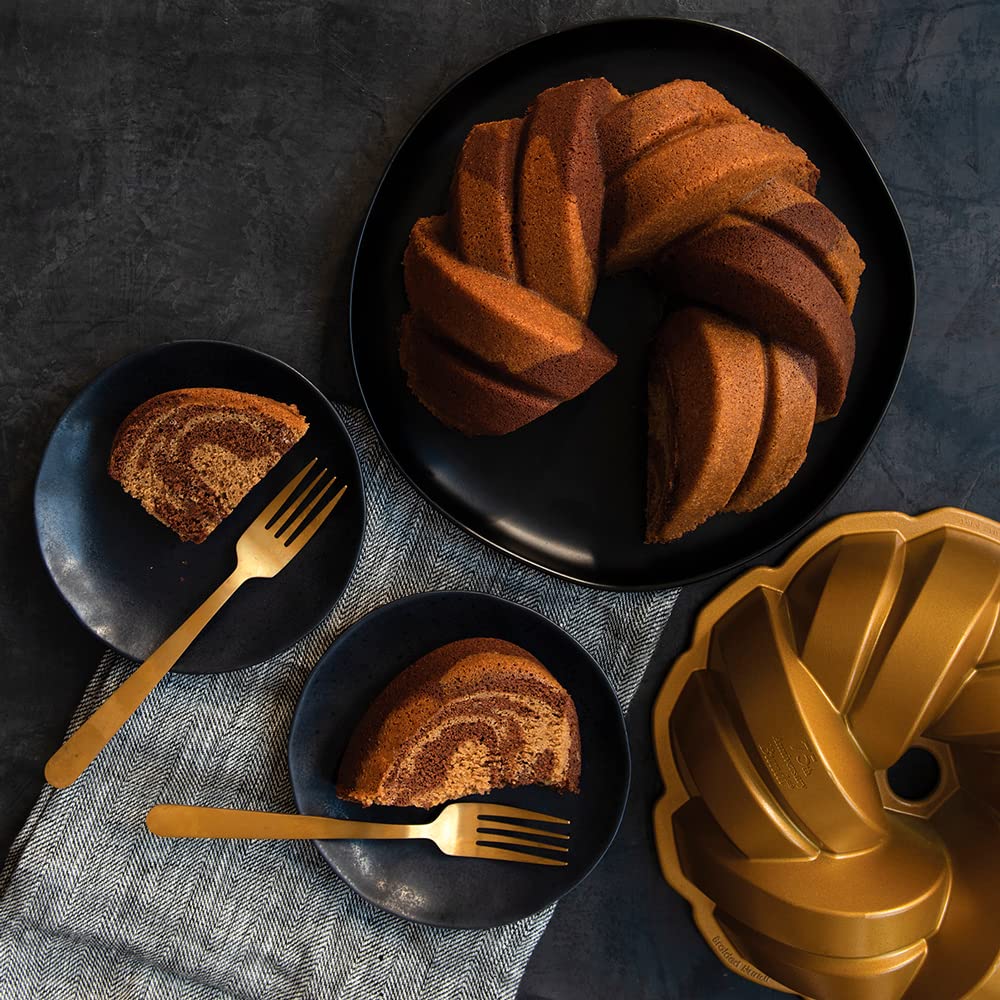 Nordic Ware pan Bundt con diseño de trenza aporta acabado escultórico.