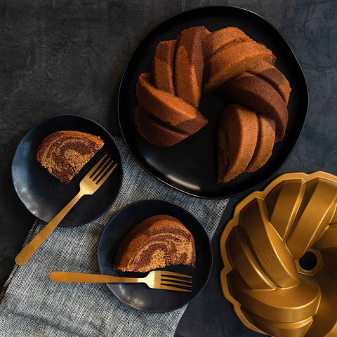 Nordic Ware pan Bundt con diseño de trenza aporta acabado escultórico.