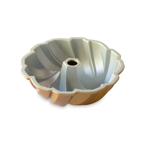 Nordic Ware pan Bundt con antiadherente de silicona facilita desmoldeo y limpieza.