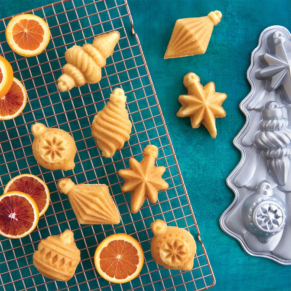 Nordic Ware pan-cakelet seis cakelets, detalle ornamentado para mesa festiva.