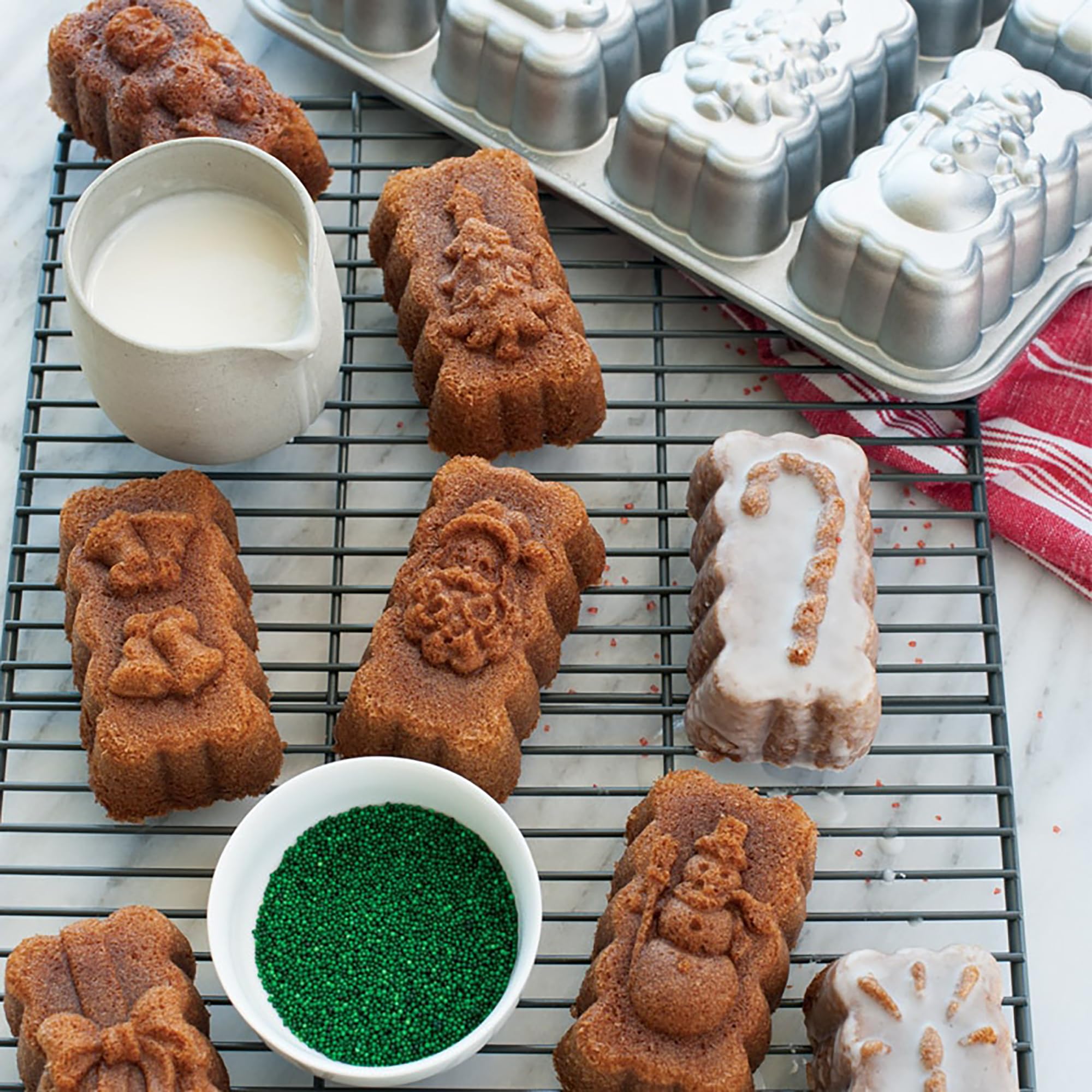 Moldes Nordic Ware con diseño de Papá Noel para postres navideños festivos.