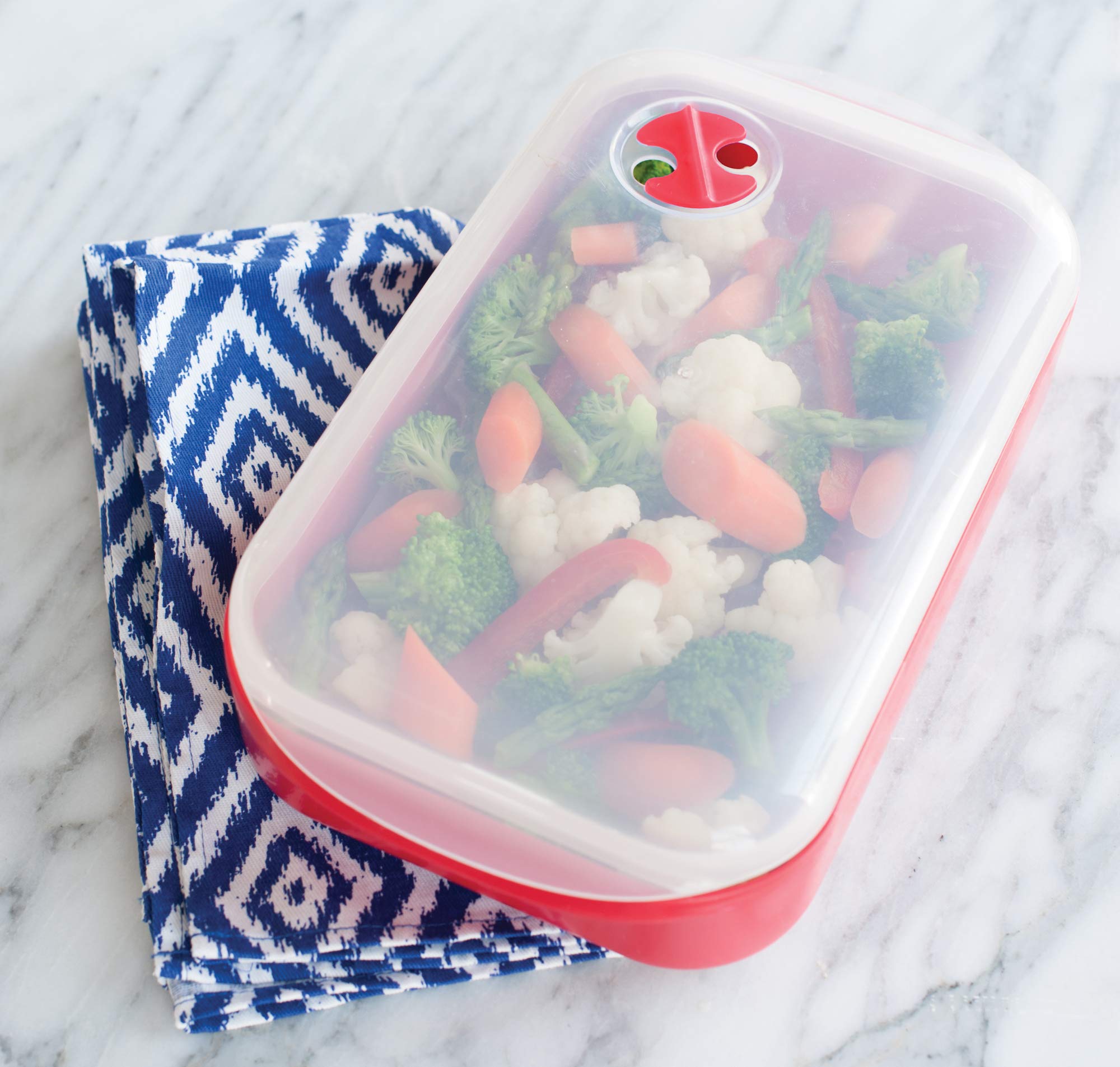 Nordic Ware Steam Cooker con tapa y válvula ajustable para liberar vapor con control.