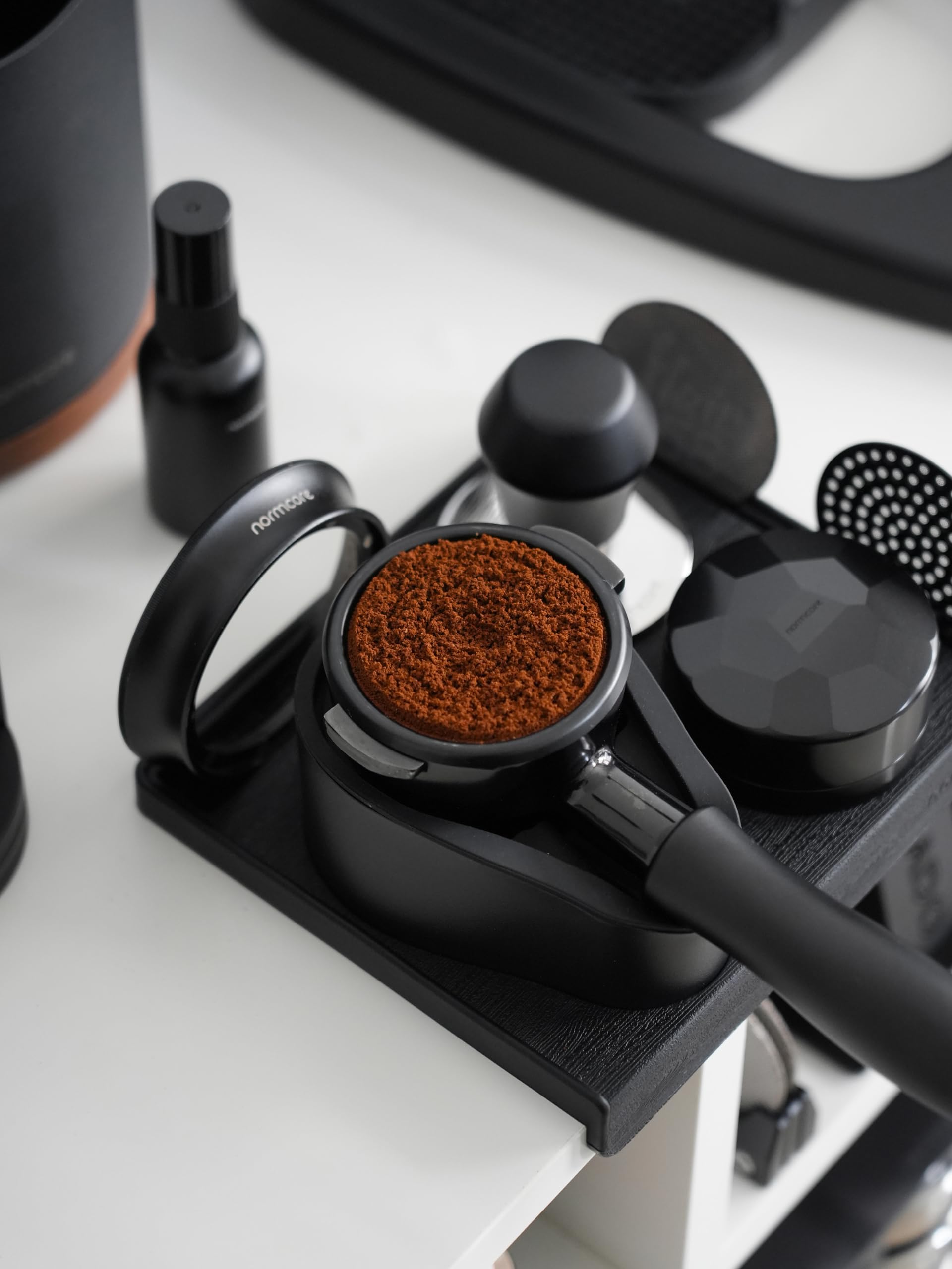 Normcore base magnetica para almacenamiento práctico en superficies metálicas.