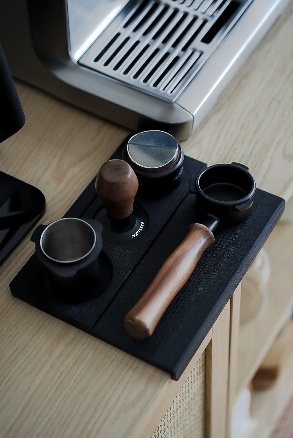 Normcore diseño wrap-around que sujeta el portafiltro para un tamping estable