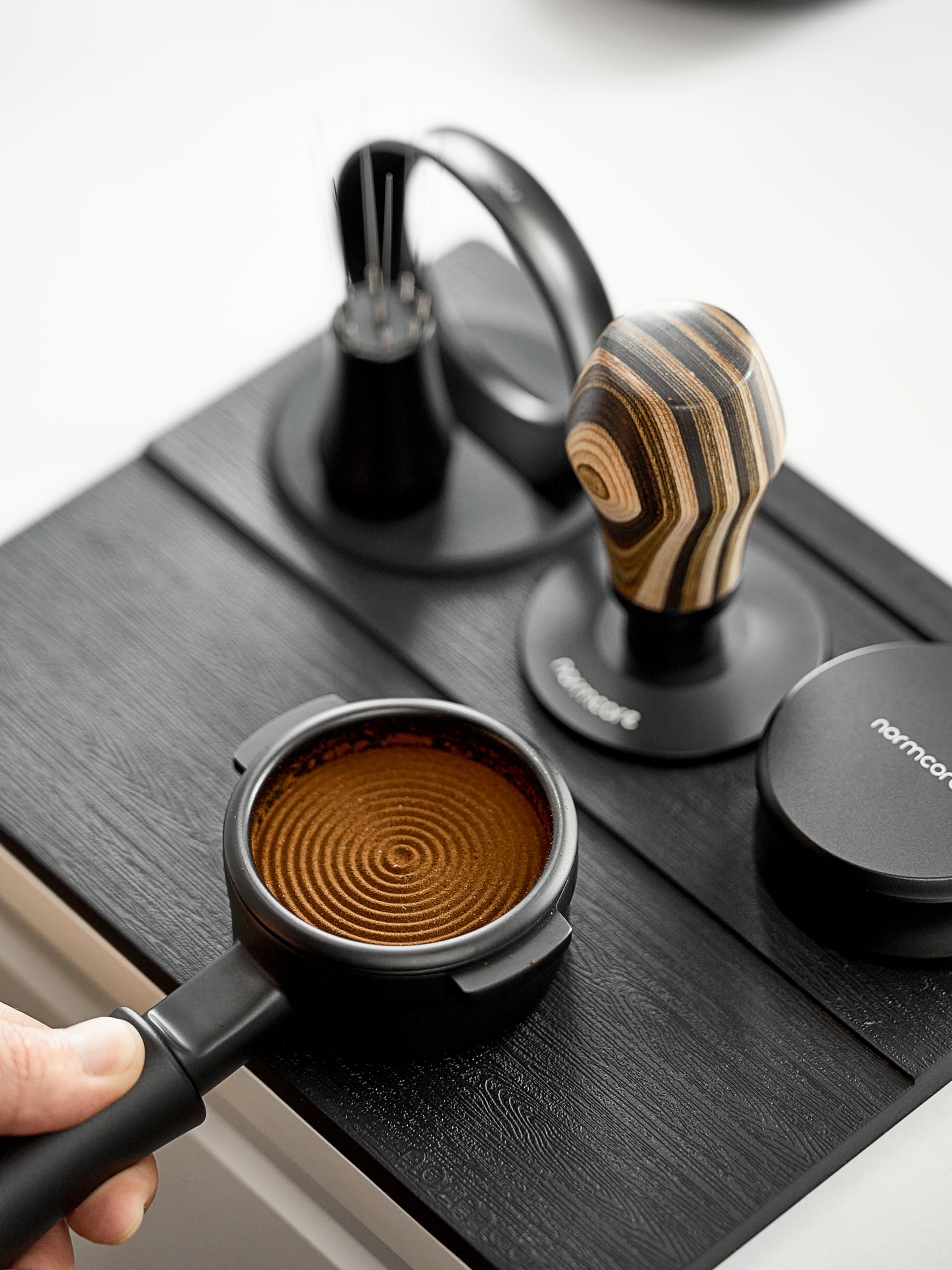 Normcore Tamping Mat con silicona antideslizante evita deslizamientos durante el tampado.