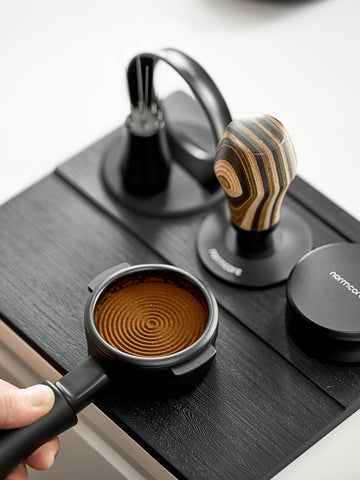 Normcore Tamping Mat con silicona antideslizante evita deslizamientos durante el tampado.