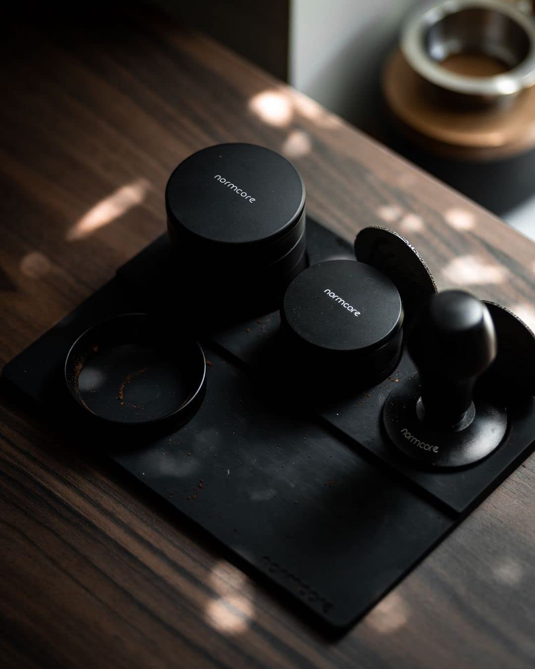 Normcore Tamping Mat con soporte incorporado mantiene el tamper a mano para un flujo constante.