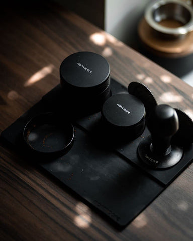 Normcore Tamping Mat con soporte incorporado mantiene el tamper a mano para un flujo constante.