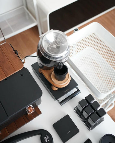 Normcore-frente-angulo: diseño elegante que maximiza el espacio en encimera.