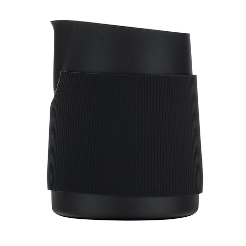 Detalle del borde ancho de la Normcore 450 ml para verter con precisión.