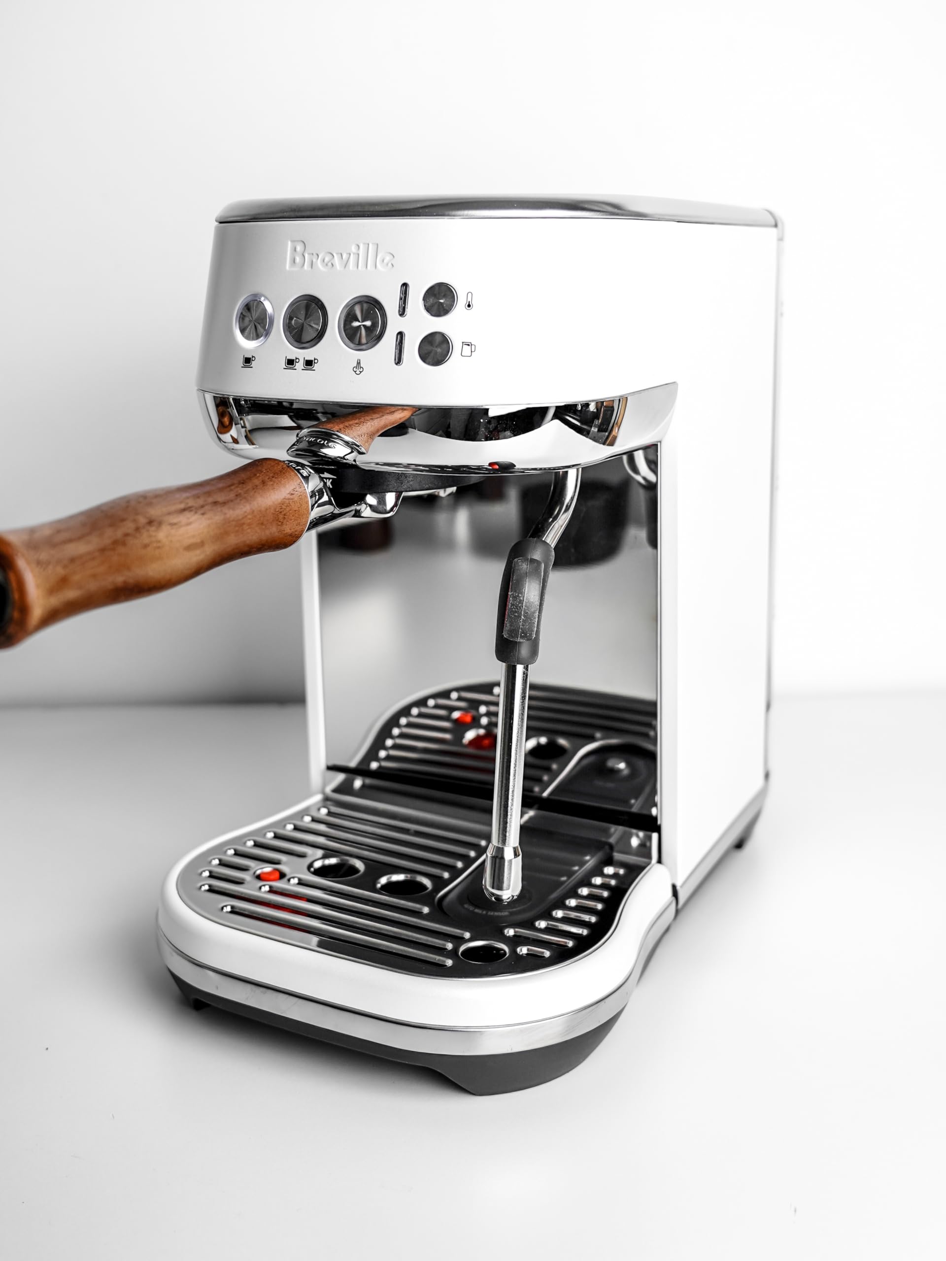 Normcore mango de nogal americano ofrece mayor estabilidad y agarre cómodo.