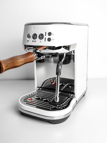 Normcore mango de nogal americano ofrece mayor estabilidad y agarre cómodo.