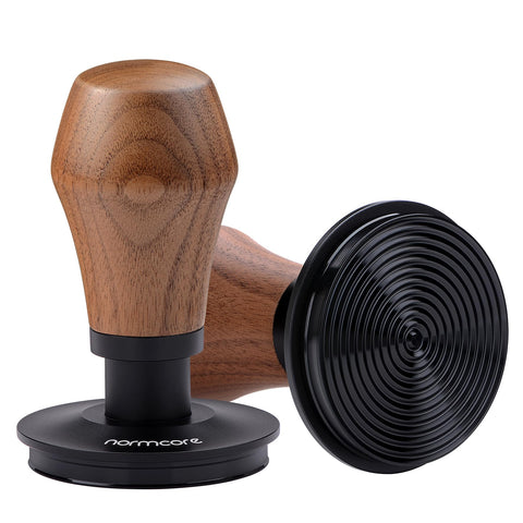 Normcore Tamper base relieve, presión uniforme para extracciones consistentes.