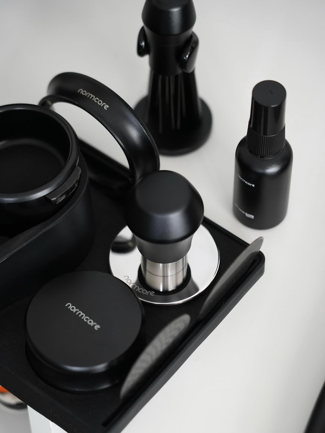 Normcore V4.1 Mini, vista inferior: base plana para un apisonado suave.