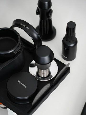 Normcore V4.1 Mini, vista inferior: base plana para un apisonado suave.