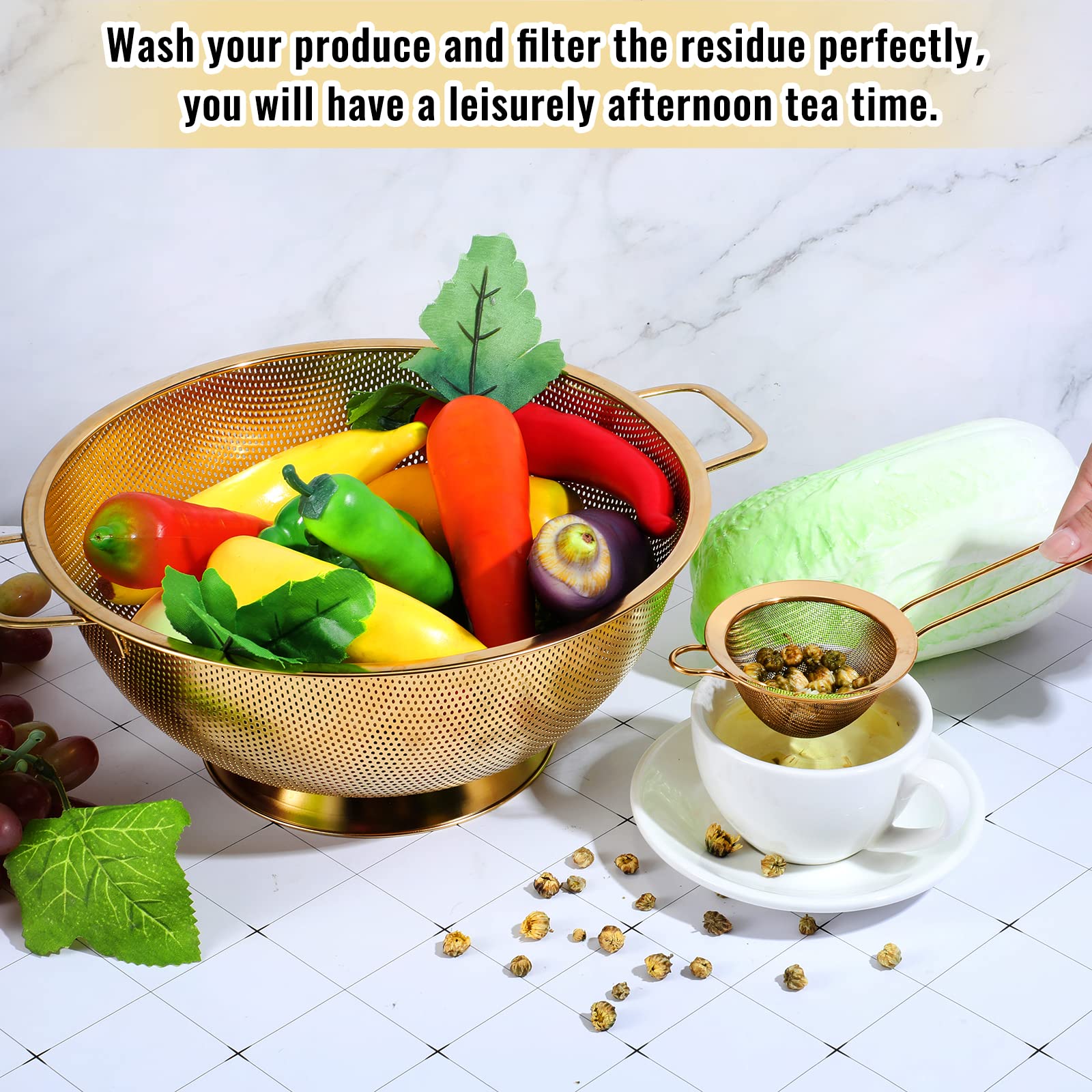 Norme colador dorado con mango ergonómico para un agarre seguro.