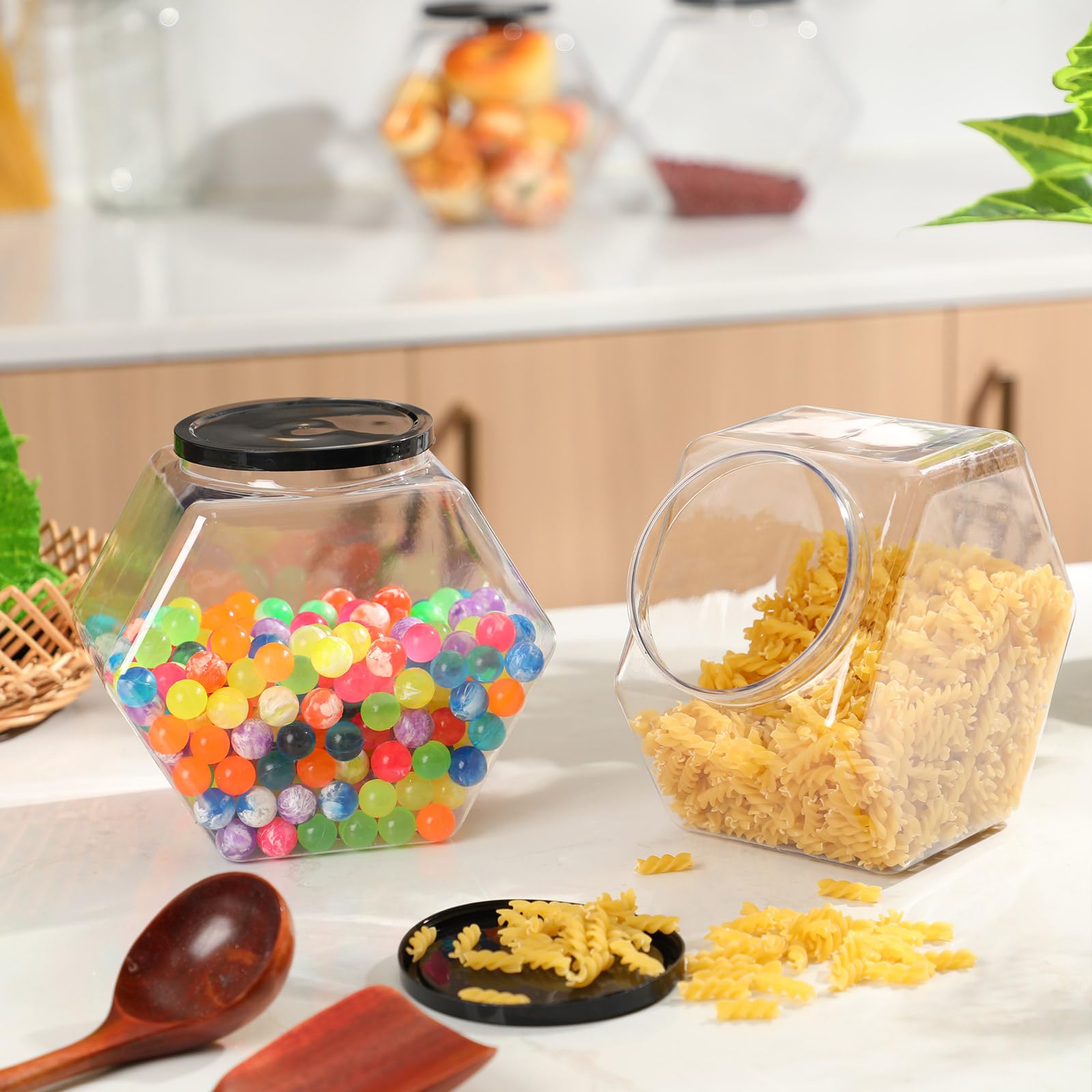 Norme jarras para bar de dulces, visualmente atractivas en la encimera.