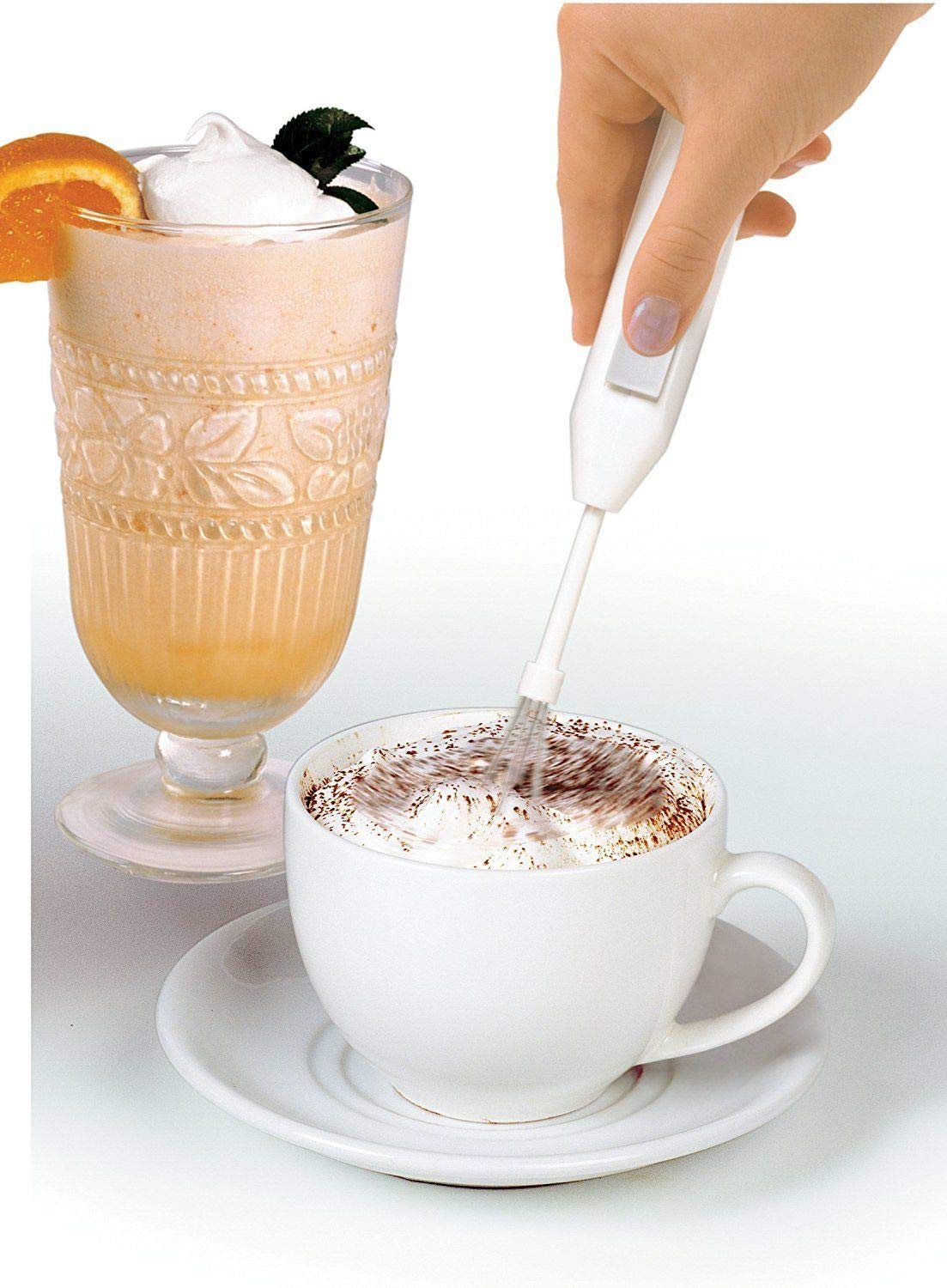 Norpro Mezclador mini en uso para espumar leche en latte