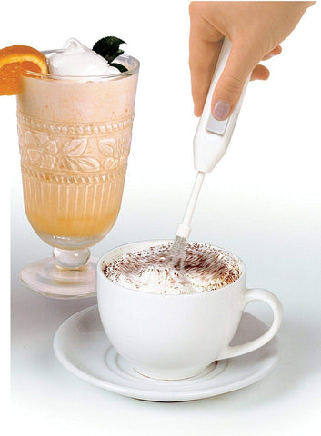 Norpro Mezclador mini en uso para espumar leche en latte