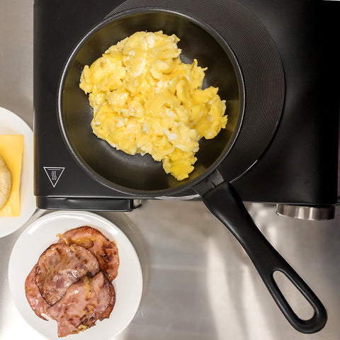 Norpro bordes curvos para deslizamiento suave de alimentos durante la cocción.