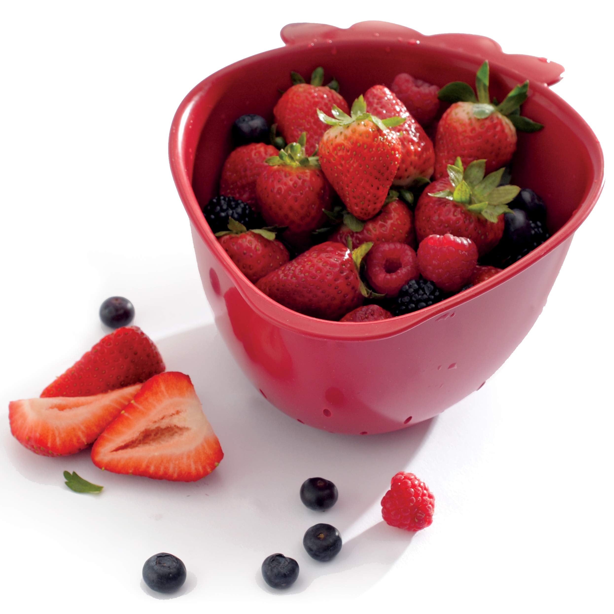 Norpro Colador Mini Fresas Rojo usado para enjuagar bayas en un vaso.