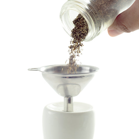 Norpro embudo de acero inoxidable con tubo recto para verter aceites y vinagres sin salpicaduras.