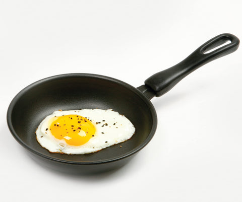 Sartén Norpro con mango ergonómico, manejo más cómodo al cocinar.