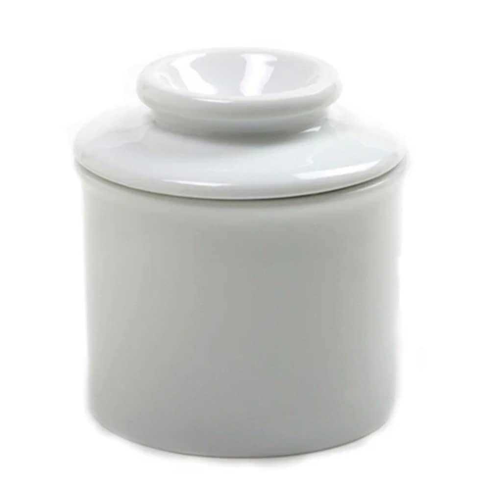 Mantequillera Norpro de porcelana blanca en mesa, lista para servir mantequilla suave.