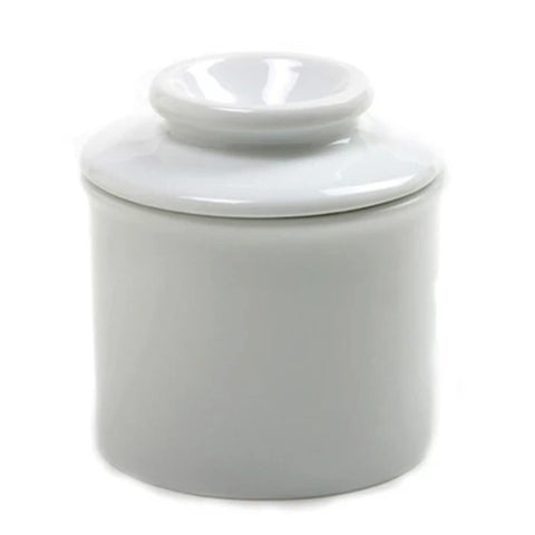 Mantequillera Norpro de porcelana blanca en mesa, lista para servir mantequilla suave.