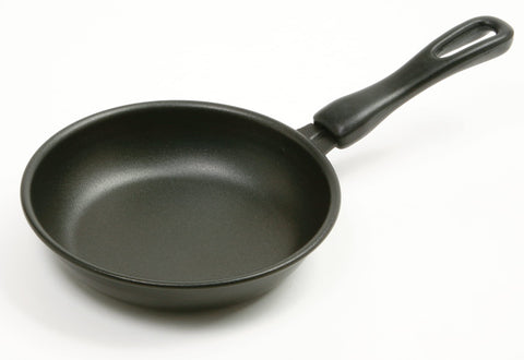 Norpro mini sartén antiadherente de 6 pulgadas, perfecta para desayunos individuales.