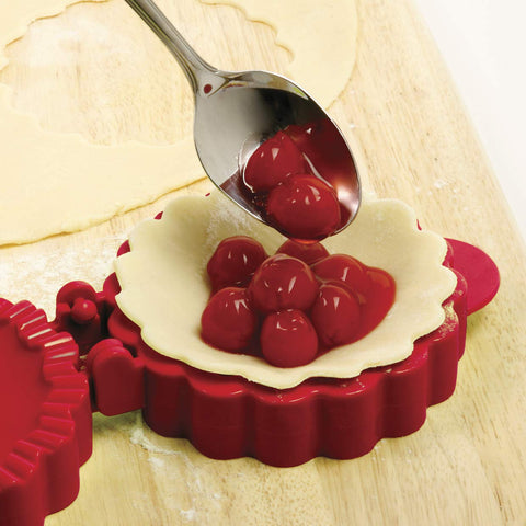 Norpro molde mini pastel con rejilla, muestra cuatro porciones listas para compartir.
