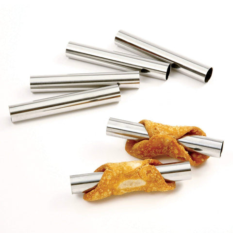 Norpro moldes cannoli en uso, enrollando masa para fritura uniforme.
