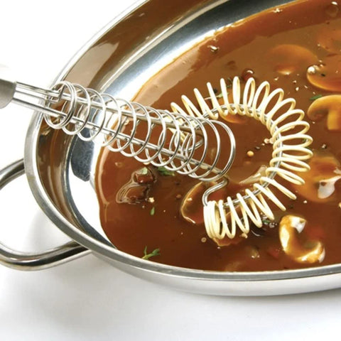 Norpro Saucinador: mango ergonómico para batir con comodidad en cazos profundos.